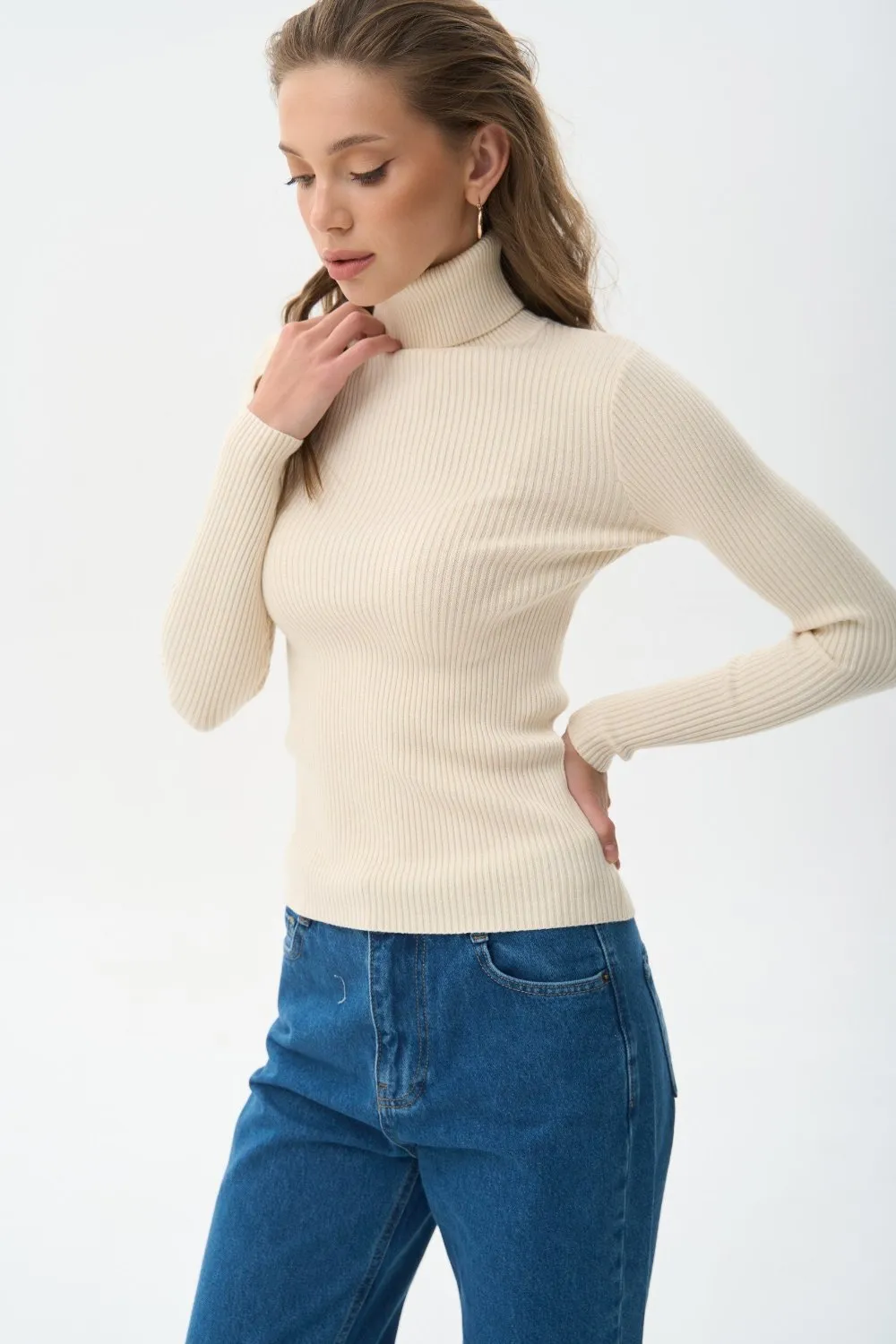 Ribbed turtleneck sweater in color milk